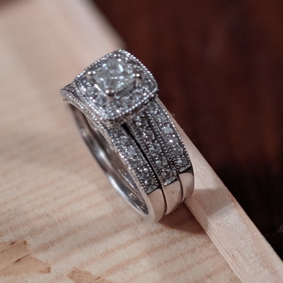 10k white gold engagement ring and 2 wedding bands - Picture 4 of 6